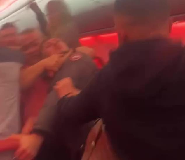 Se produce una pelea multitudinaria entre británicos en el vuelo de Turquía a Manchester, que deja “sangre y dientes en el suelo” y obliga a desviar el avión.