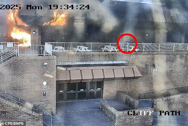 En ese momento, el pirómano provoca un incendio de £ 50.000, luego se sienta tranquilamente y fuma un cigarrillo mientras el edificio detrás de él está en llamas.