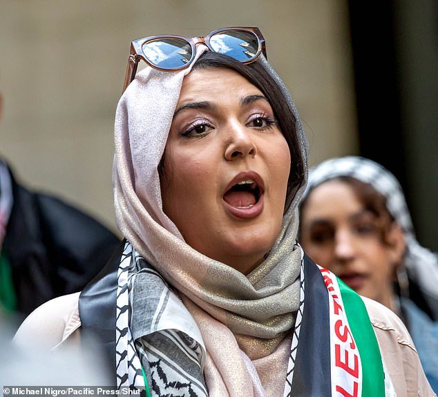 Famoso activista palestino ‘bromea’ diciendo que los perros deberían prohibirse como mascotas en Nueva York después de ver ventisqueros llenos de heces