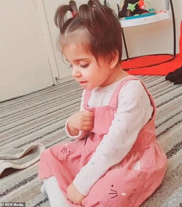 Mamá mató a su hija de dos años a golpes y mintió sobre asfixia con galletas, ya que ambos padres están en prisión