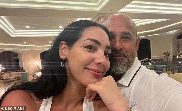 Una mujer con quemaduras graves se casa en el hospital después de que una parrilla le explotara en la cara mientras la usaba