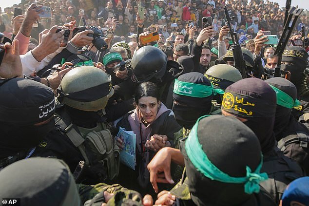 Una rehén israelí revela cómo sobrevivió a la tortura y la agresión sexual “casi todos los días” durante su estancia de 482 días en Gaza, y sólo el pensamiento de su novio secuestrado la mantuvo adelante.