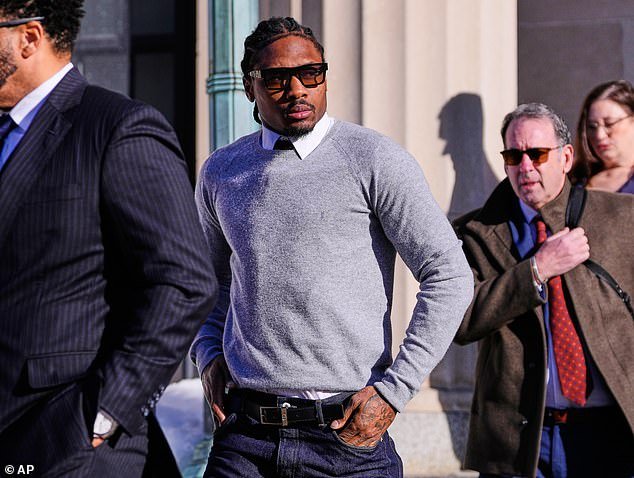 Stefon Diggs se declaró inocente de agredir a un chef durante su comparecencia ante el tribunal días después de la derrota del Super Bowl… pero no hay señales de su novia Cardi B.