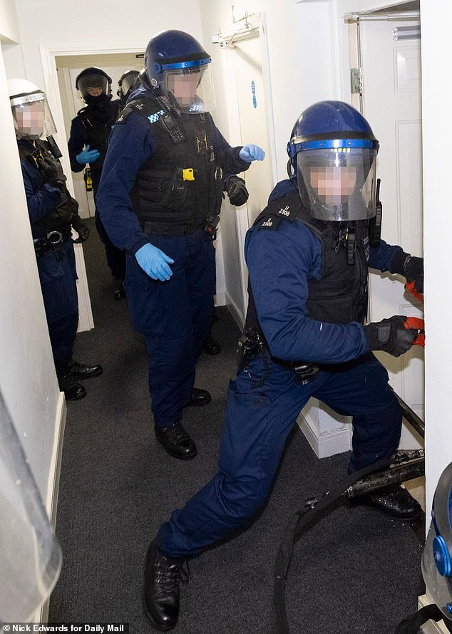 Se recluta a niños en las redes sociales para robar teléfonos móviles fuera de la escuela por 400 libras cada uno… y cuando quedan en libertad bajo fianza lo vuelven a hacer, admite el jefe de policía de la Met