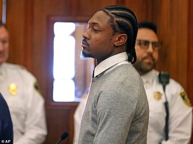 La fiscal Stefon Diggs hace una declaración enojada sobre las “narrativas falsas” mientras habla en el caso de agresión luego de que la estrella de la NFL se declarara no culpable.