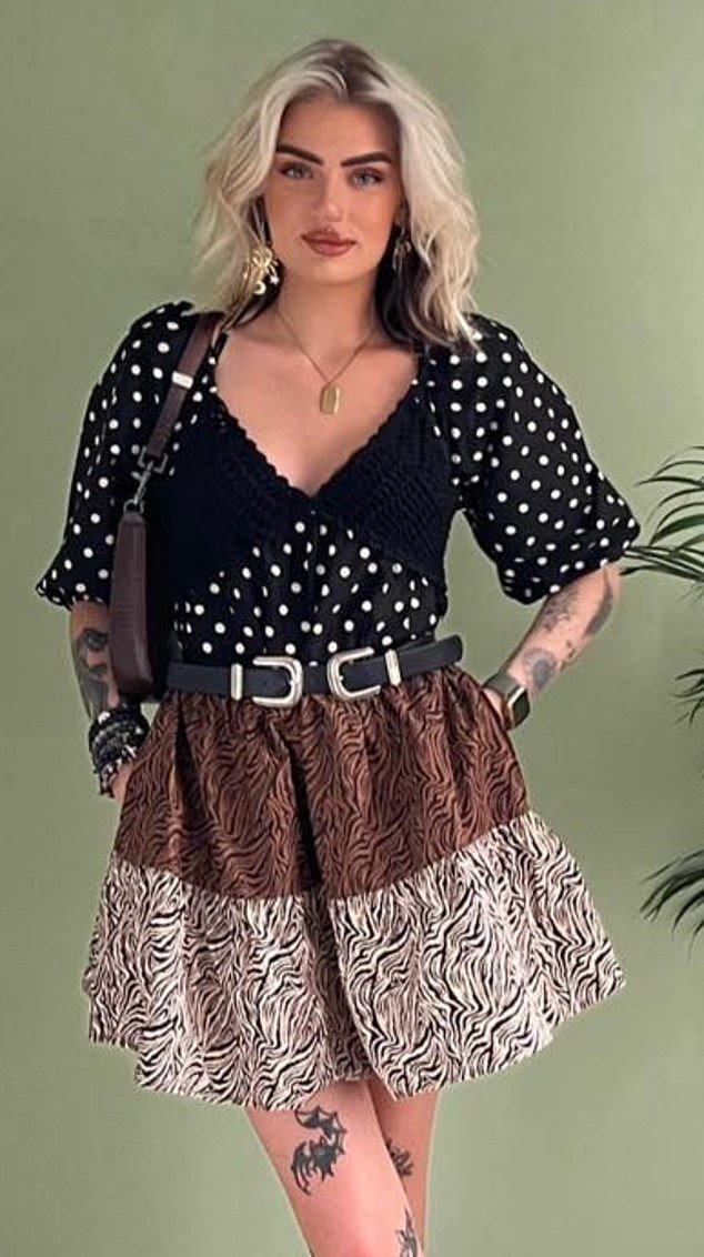 ‘Los hombres en la oficina apuestan quién tendrá sexo conmigo primero’: Una vendedora de doble vidrio revela la pesadilla de un jefe que la miraba fijamente y le decía: ‘Es difícil no mirarte el trasero cuando tu falda cae en todos los lugares correctos’.