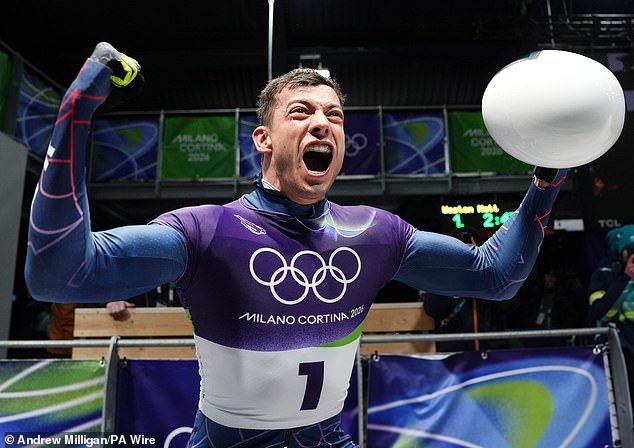 El equipo GB FINALMENTE gana su primera medalla en los Juegos Olímpicos de Invierno Milán-Cortina cuando Matt Weston se lleva el oro esquelético después de días de angustia y casi accidentes.