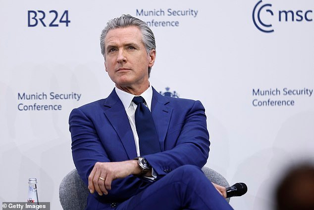 Gavin Newsom está dejando California atrás OTRA VEZ y continúa su jet-set alrededor del mundo… mientras su estado lucha contra una crisis tras otra.