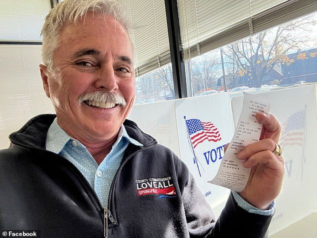 Un legislador matón de Oregón se hace la víctima después de que lo sorprendieran llamando a sus colegas “vírgenes y strippers”.