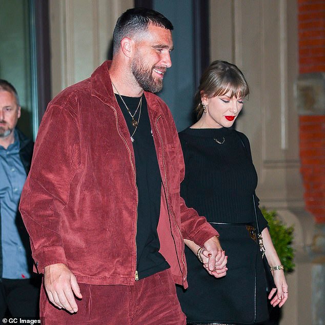 Los fanáticos de Taylor Swift están decepcionados cuando Travis Kelce juega solo en el torneo de golf de celebridades… después de que los rumores sugirieran que los precios de las entradas se dispararon