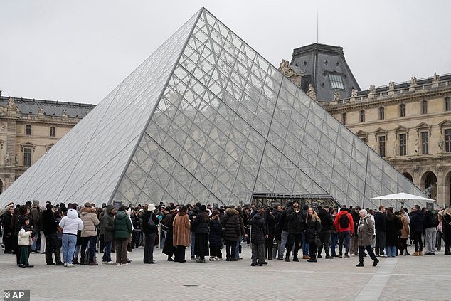 Nueve personas arrestadas en París después de que la policía francesa destrozara una entrada del Louvre valorada en £ 8,7 millones que contenía entradas falsas