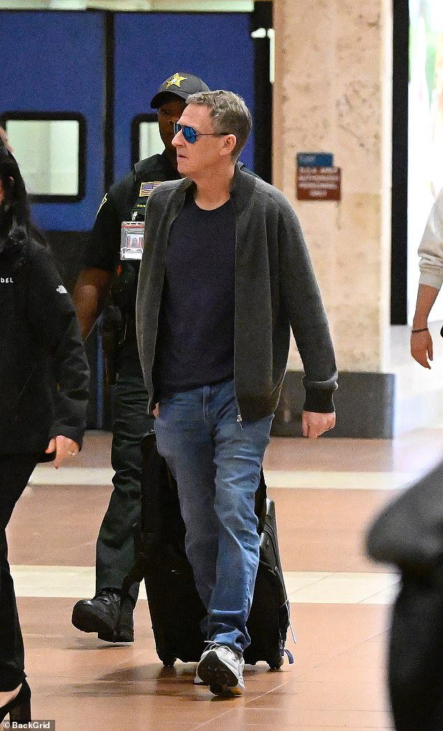 El marido de Savannah Guthrie se revela en el aeropuerto de Florida por primera vez desde que desapareció su suegra Nancy