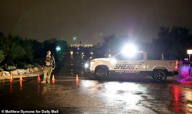 Agentes de policía “sacaron a marido y mujer de casa” durante una redada SWAT en una propiedad en busca de la desaparecida Nancy Guthrie