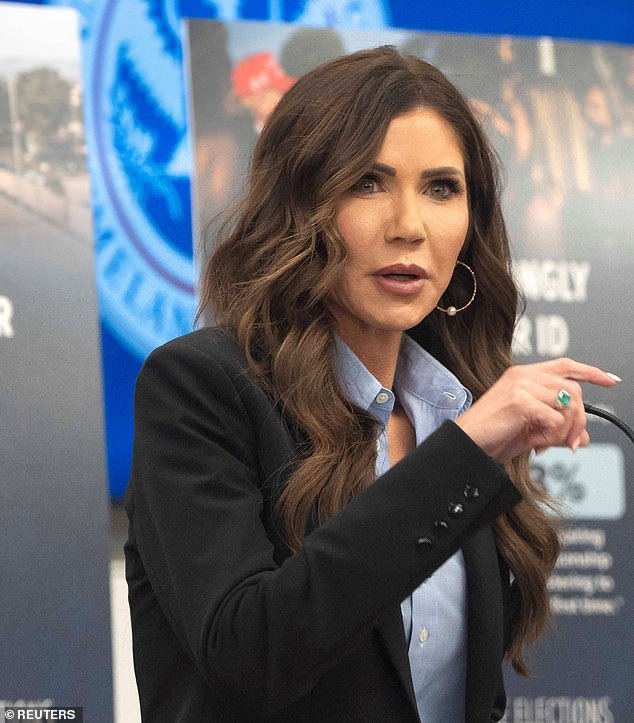 Kristi Noem termina abruptamente la conferencia de prensa cuando se le pregunta si CBP derribó un globo de fiesta que provocó el cierre del aeropuerto.