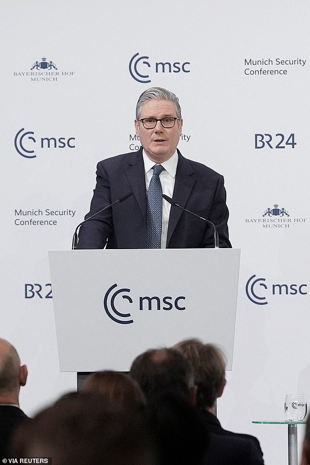 Starmer desplegará un portaaviones en Groenlandia y afirma que la reforma electoral provocaría una guerra