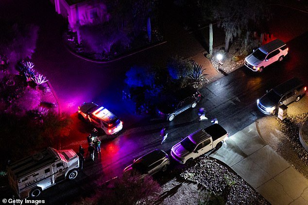 Los investigadores de Nancy Guthrie “arrestan a cuatro” mientras un vecino afirma que vio a una persona pegarse un tiro en la cabeza y el Range Rover está cubierto con sábanas mientras la policía examina su baúl.