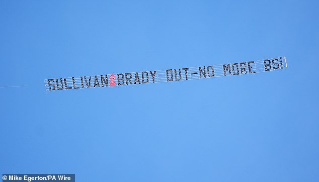 Los fanáticos enojados del West Ham protestan contra la propiedad de un avión durante la cobertura en vivo del partido de la Copa FA