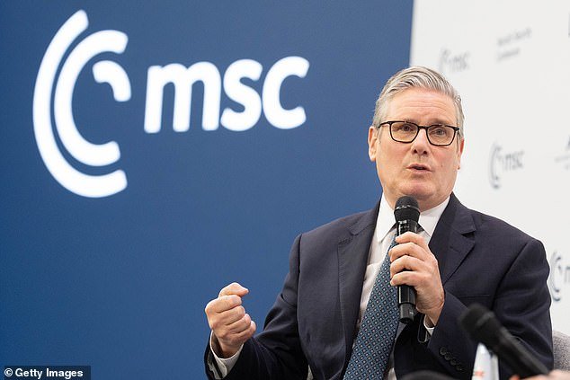 Keir Starmer afirma que es “mucho más fuerte” después de sobrevivir al intento de golpe laborista y promete acercarse al mercado único con la UE