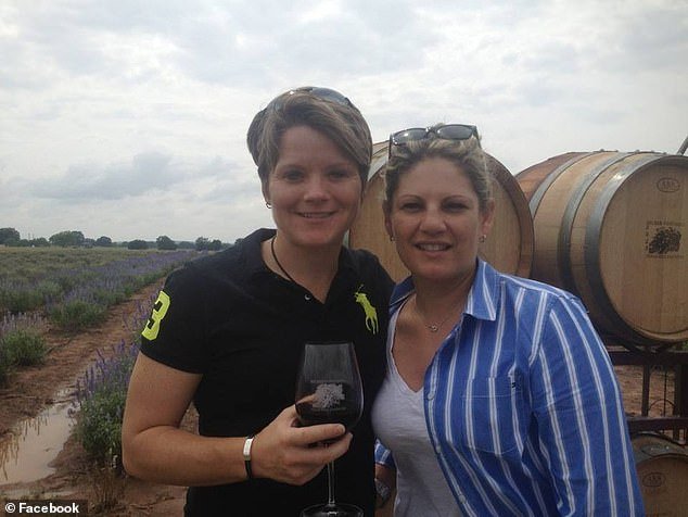 Bitter Kansas, divorciada de 51 años, fue enviada a una prisión federal por mentir acerca de que su esposa astronauta pirateó su cuenta bancaria en el espacio.