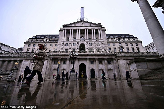 El nuevo código de vestimenta en la oficina permitirá a los empleados masculinos “de género diverso” usar sombra de ojos y tacones altos en la oficina, según el Banco de Inglaterra