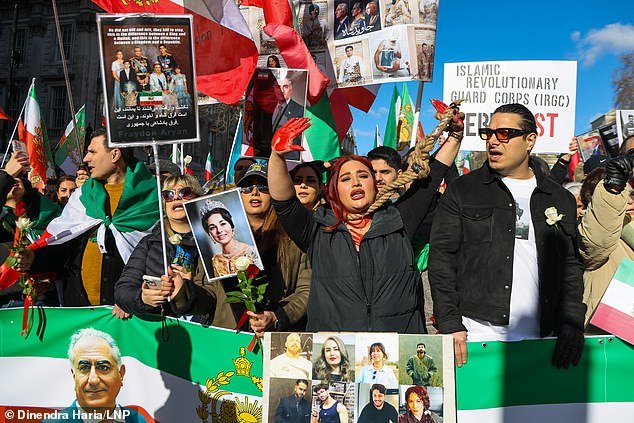 No se deben golpear objetos con fuerza, dice la Met a los manifestantes que marchan hacia la embajada iraní, por temor a nuevos enfrentamientos con la policía.