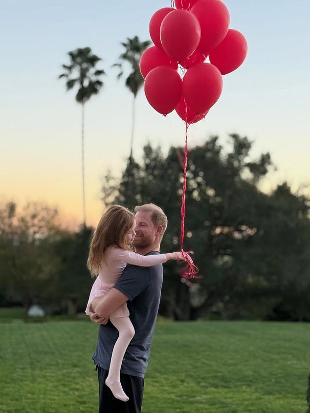 Meghan comparte una foto de un Harry radiante cargando a Lilibet en sus brazos mientras ella habla efusivamente de cómo ella y Archie son sus “San Valentín para siempre”.
