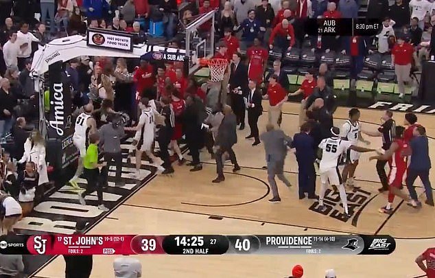 Los bancos se vacían en una brutal pelea de baloncesto universitario cuando SEIS jugadores son expulsados con un retraso de 19 MINUTOS en la pelea.