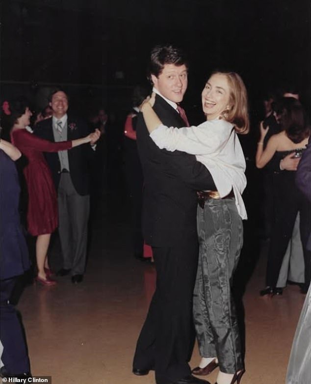 Hillary Clinton se burló después de compartir una foto del día de San Valentín de ella bailando con su marido infiel Bill.
