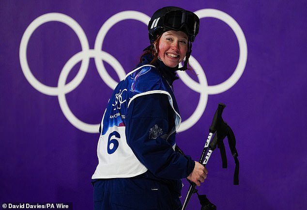 La estrella del esquí británica Kirsty Muir, de 21 años, irrumpe en la final del gran aire con una actuación impresionante y quiere aumentar el medallero del equipo GB tras el oro esquelético de Matt Weston.