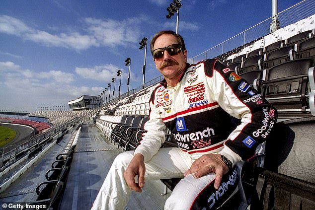 El médico que intentó salvar a la estrella de NASCAR Dale Earnhardt revela lo que vio cuando lo encontró muerto en su auto
