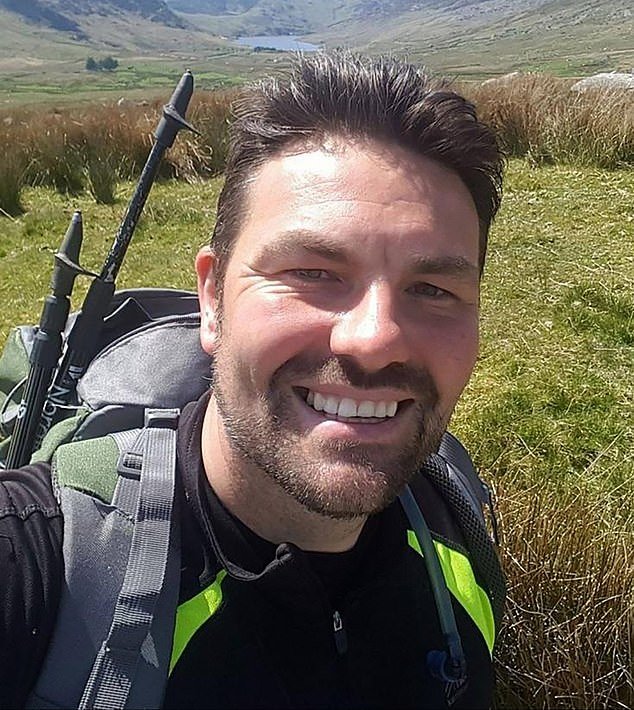 Un detective demanda a un oficial de policía por “lesiones psiquiátricas” después de que la prometida de una oficial lo engañara con un colega en la estación, y luego se acostara y se casara con el oficial superior traído para investigar.