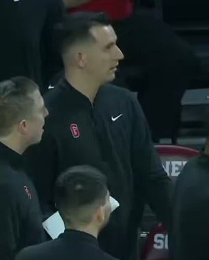 El partido de baloncesto universitario se retrasó por un extraño incendio cuando la MÁQUINA DE PALOMITAS estalló en llamas