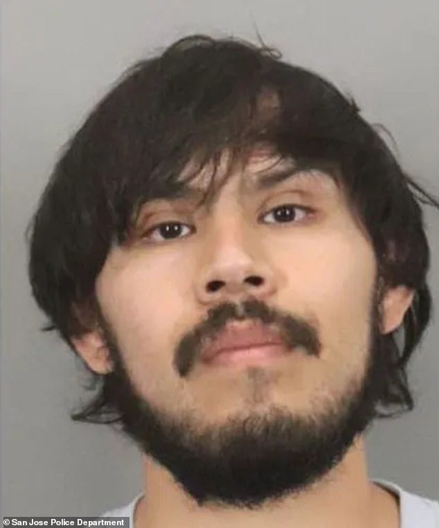 Finalista de Maestro del Año es acusado de ofrecer dinero a cambio de sexo a un policía encubierto que se hacía pasar por un niño de 13 años.