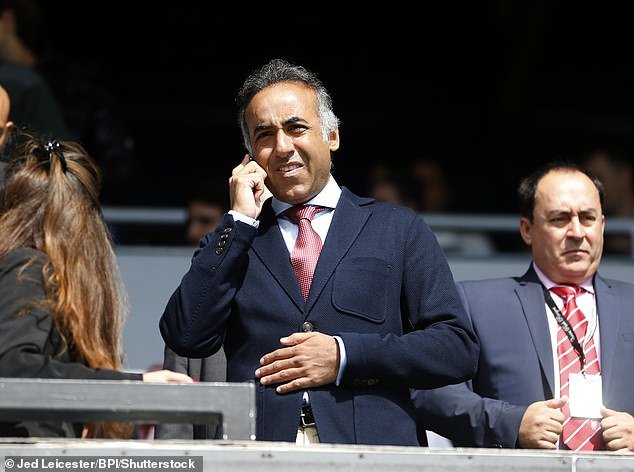 El millonario ex propietario de un club de la Premier League es apuñalado mientras se enfrenta a intrusos enmascarados que intentaron robar su mansión de £ 10 millones.