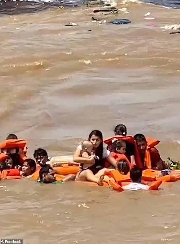 Una niña de tres años se encuentra entre los dos muertos después de que un barco turístico lleno se hundiera minutos en la Amazonía brasileña.