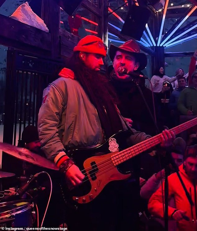 Gary Neville cautiva al público con una interpretación rockera de ‘Livin’ on a Prayer’ en un club de una estación de esquí de lujo, mientras permanece callado sobre los comentarios de Jim Ratcliffe sobre ‘colonizados por inmigrantes’