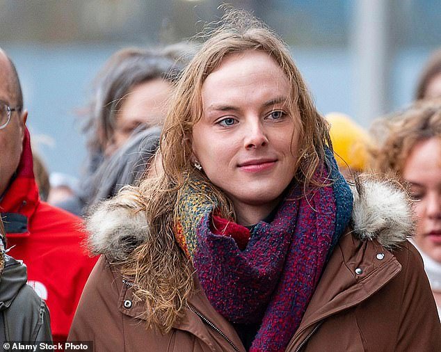 El médico transgénero involucrado en la fila del vestuario abandona el NHS