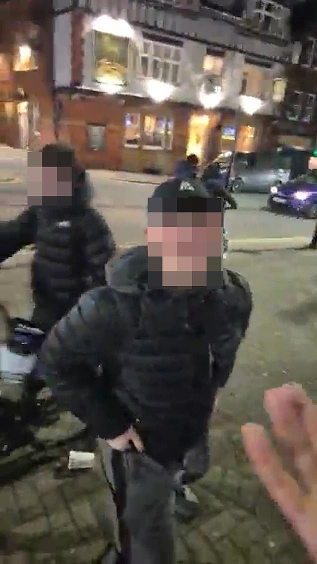 La ciudad tiene demasiado miedo para salir de noche: la tranquila comunidad está aterrorizada por villanos “salvajes” que arrojan objetos desde coches en marcha, destruyen paradas de autobús y acosan a los comerciantes locales.