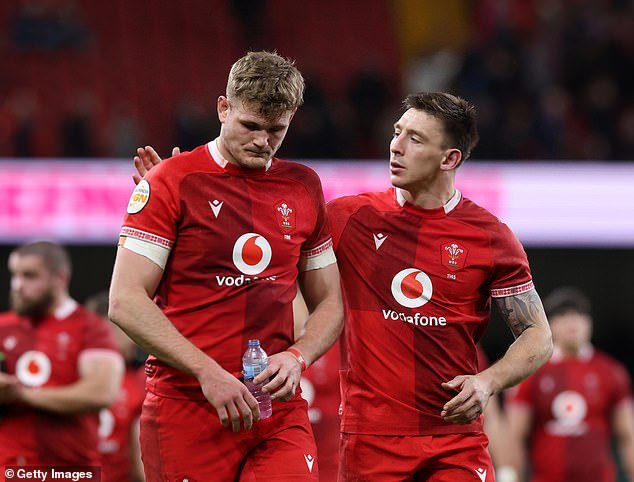 La caída de Gales fue tan rápida como impactante. Los días oscuros no tienen fin mientras los fanáticos votan con los pies en una atmósfera tóxica y golpean a la fascinante Francia, escribe ALEX BYWATER