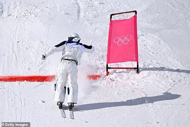 Momento increíble cuando el esquiador cruza la línea HACIA ATRÁS después de que su rival se sale de los límites antes de ganar la plata.