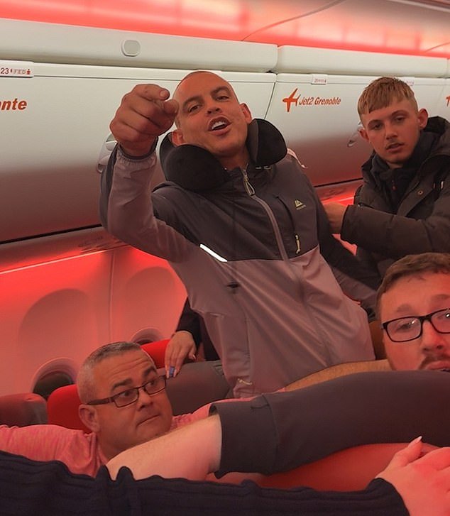 ¿Qué provocó una pelea masiva en el vuelo de Turquía a Manchester? Momentos antes de que estallara una gran pelea que dejó “sangre y dientes en el suelo” es captado por la cámara