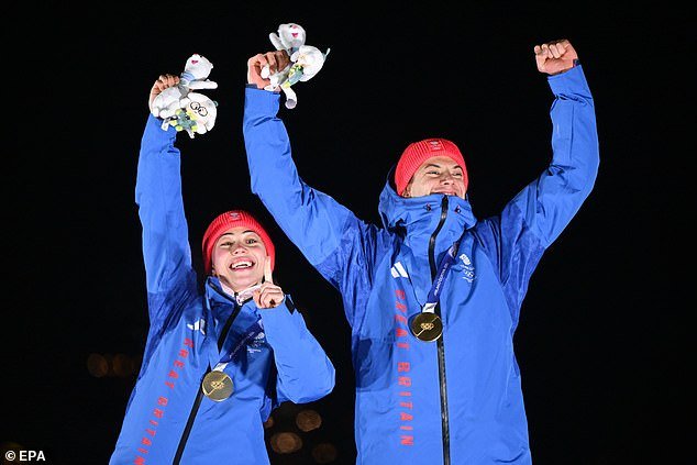 El comentarista de la BBC se vio obligado a disculparse después de que un error hizo que los espectadores se perdieran una parte clave de la medalla de oro de Matt Weston en los Juegos Olímpicos de Invierno cuando denunció a su productor en vivo: “¿A qué están jugando?”