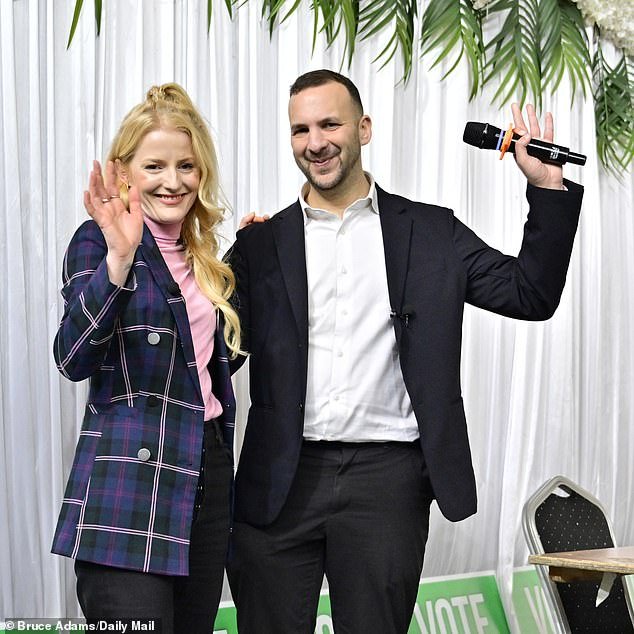 REVELADO: Cómo el candidato del Partido Verde intentó justificar la afirmación del líder del partido de que podía hacer crecer los senos mediante hipnosis