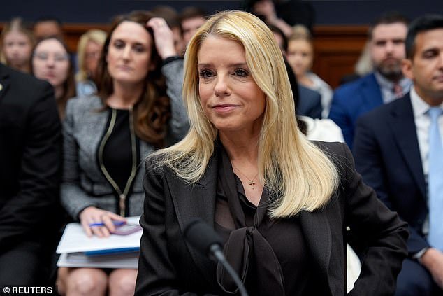 Indignación por la lista de Epstein mientras Pam Bondi es criticada por incluir a celebridades que murieron cuando un pedófilo era un niño… mientras republicanos y demócratas enojados exigen la divulgación “completa” de los archivos