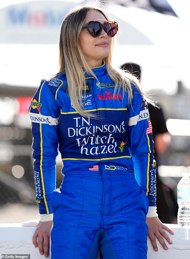 Los fanáticos quedan atónitos cuando la piloto de NASCAR Natalie Decker revela que su esposo le envió un mensaje de texto por primera vez cuando ella tenía solo 14 años.