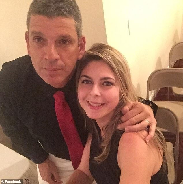 La policía dice que un padre asesina a su ex esposa, hiere a un adolescente y luego intenta atacarse a sí mismo con un cuchillo durante una escena espantosa en la casa familiar.