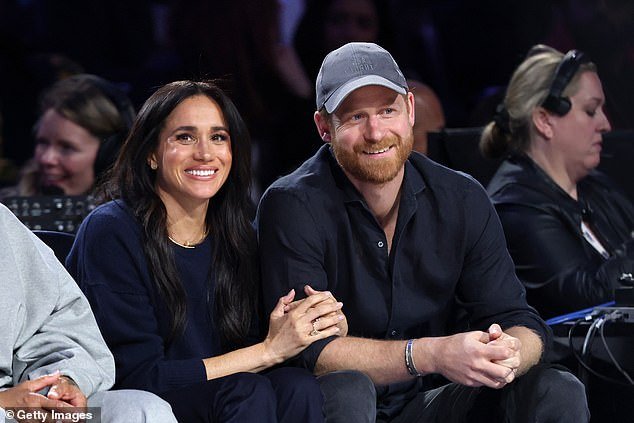 Meghan Markle se siente cómoda con el Príncipe Harry mientras disfrutan de una cita nocturna junto a la cancha en el Juego de Estrellas de la NBA el fin de semana del Día de San Valentín.