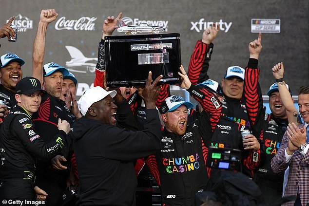‘Extasiado’ Michael Jordan se asusta cuando su piloto de NASCAR gana las 500 Millas de Daytona: ‘Se siente como si hubiera ganado un campeonato’