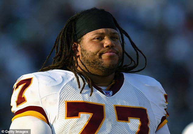 La ex estrella de la NFL Tre Johnson, de 54 años, muere repentinamente durante un viaje familiar mientras su devastada esposa le presenta sus respetos.