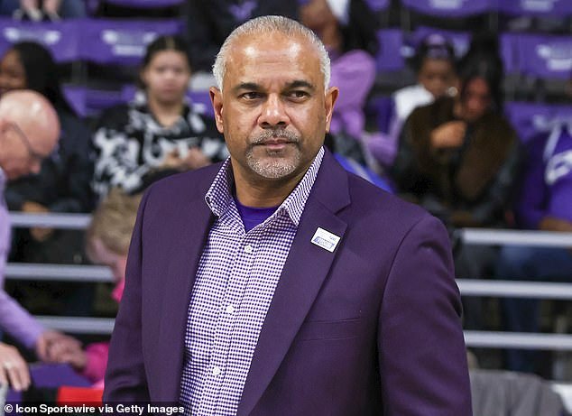 El entrenador de baloncesto Jerome Tang amenaza con “avergonzar” a Kansas State mientras emprende acciones legales tras su despido